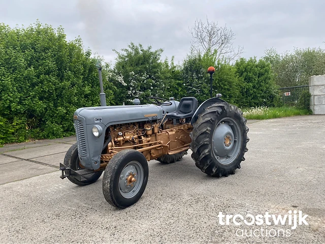 Oldtimer tractor - afbeelding 1 van  19