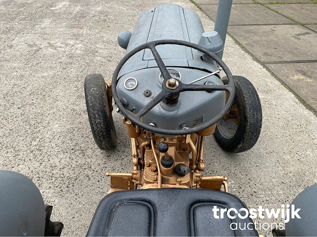 Oldtimer tractor - afbeelding 18 van  19