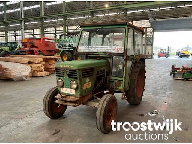 Oldtimer tractor - afbeelding 1 van  5