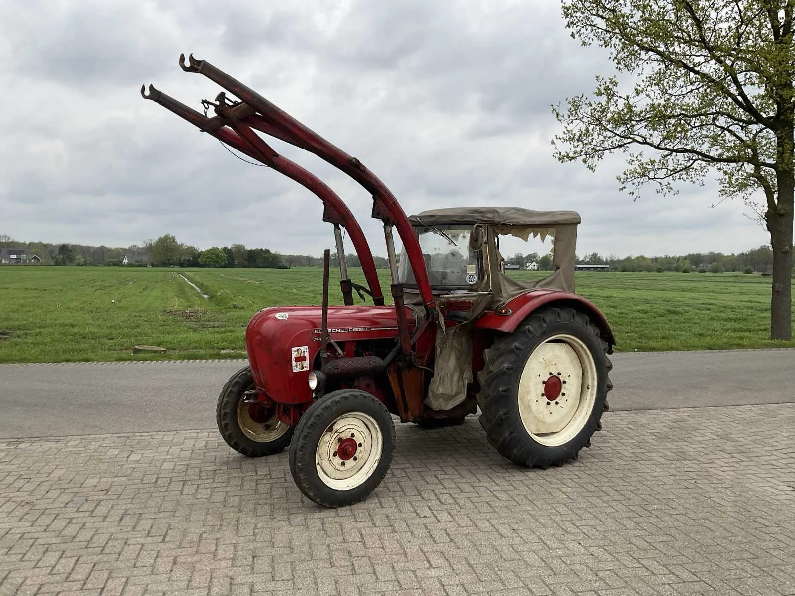 Oldtimer tractoren, auto's, aanhangwagens, agrarische machines en onderdelen