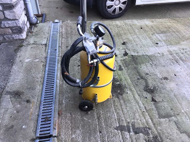 Olieaftapper 2024 - afbeelding 1 van  10