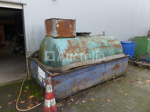 Olietank met pomp - afbeelding 1 van  10