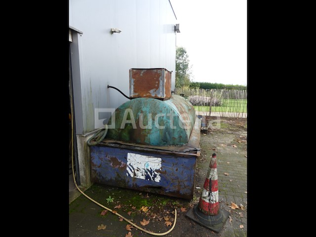 Olietank met pomp - afbeelding 9 van  10