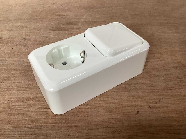 Olympic opbouw combinatie, wandcontactdoos met schakelaar (30x) - afbeelding 1 van  3
