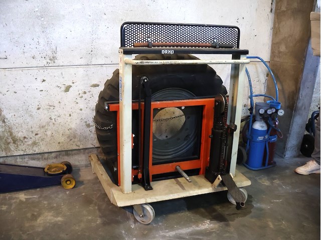 Omcn hydrolische lift bandenkar - afbeelding 1 van  5