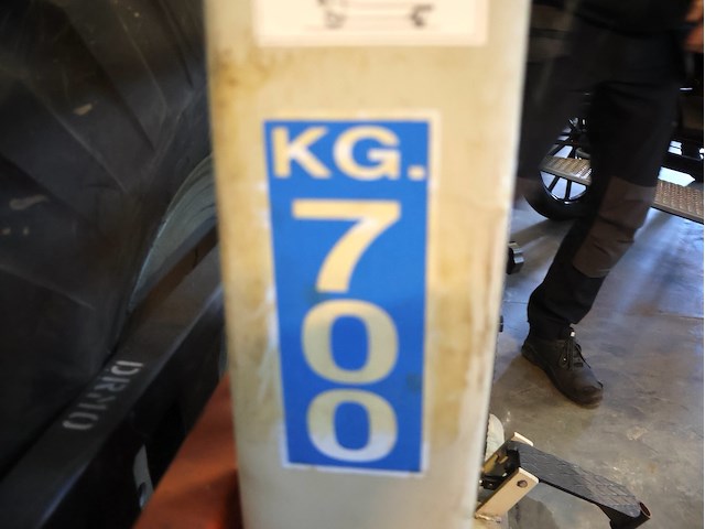 Omcn hydrolische lift bandenkar - afbeelding 4 van  5