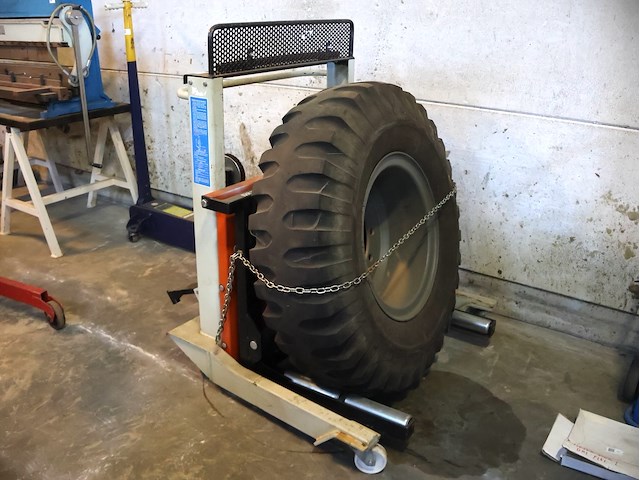 Omcn hydrolische lift bandenkar - afbeelding 5 van  5