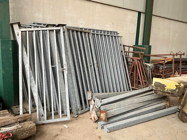 Omheining in metaal tuinhek - afbeelding 1 van  8