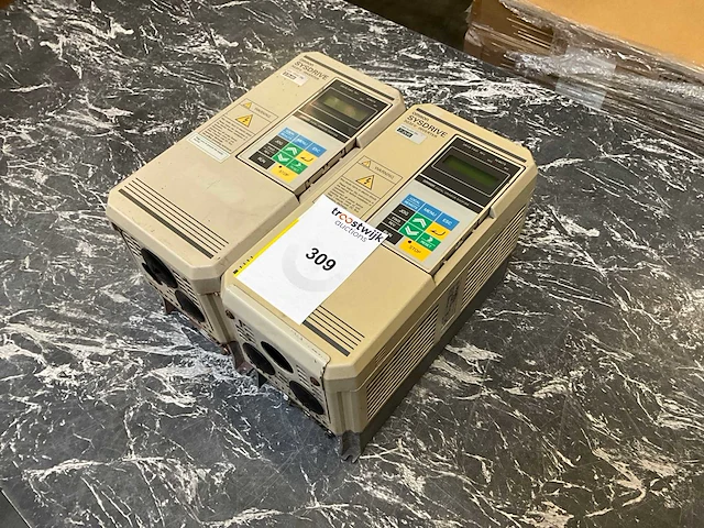 Omron sysdrive 3g3fv frequentieregelaar (2x) - afbeelding 1 van  6