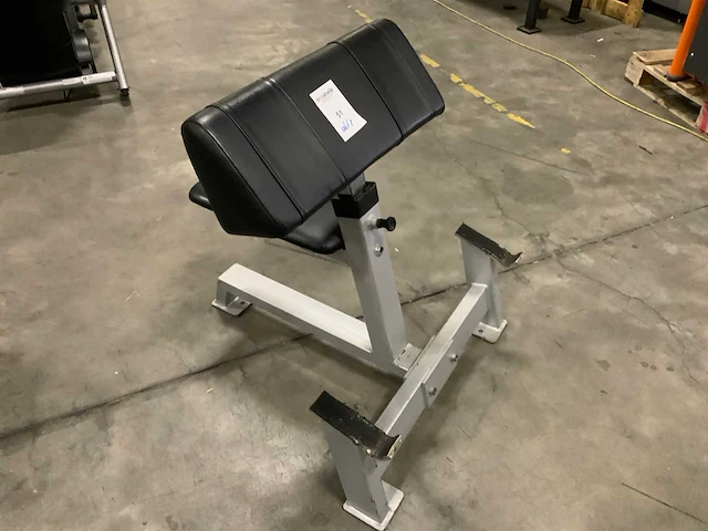 Onbekend biceps bench krachtstation - afbeelding 1 van  3