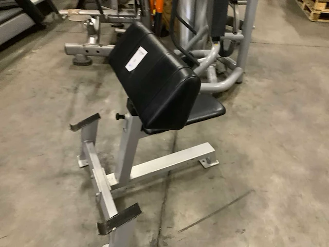 Onbekend biceps bench krachtstation - afbeelding 3 van  3