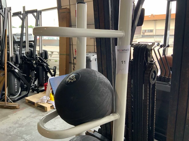 Onbekend medicine ballen met rek krachtstation - afbeelding 2 van  5