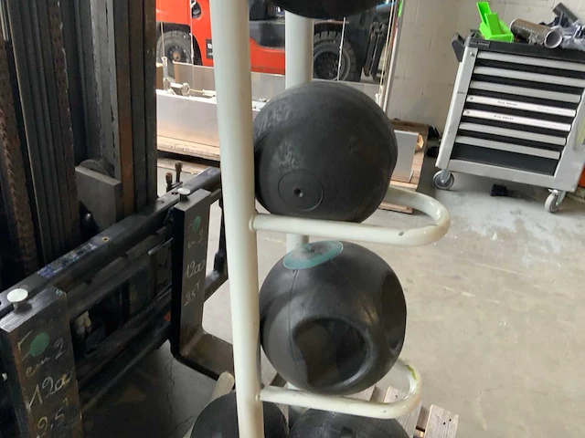 Onbekend medicine ballen met rek krachtstation - afbeelding 4 van  5