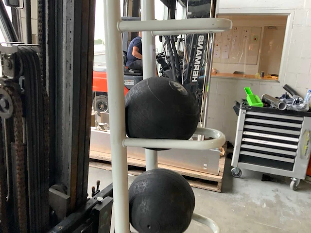 Onbekend medicine ballen met rek krachtstation - afbeelding 5 van  5