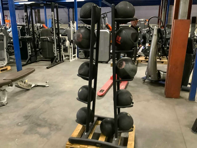 Onbekend medicine balls 11x met rek krachtstation - afbeelding 1 van  5