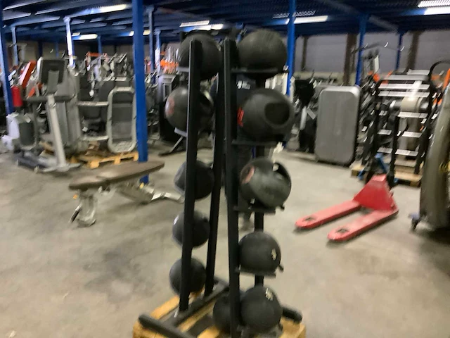 Onbekend medicine balls 11x met rek krachtstation - afbeelding 2 van  5