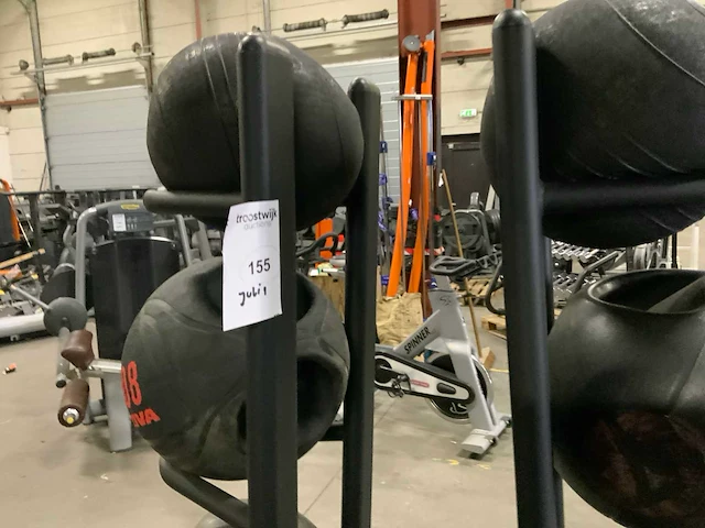 Onbekend medicine balls 11x met rek krachtstation - afbeelding 5 van  5