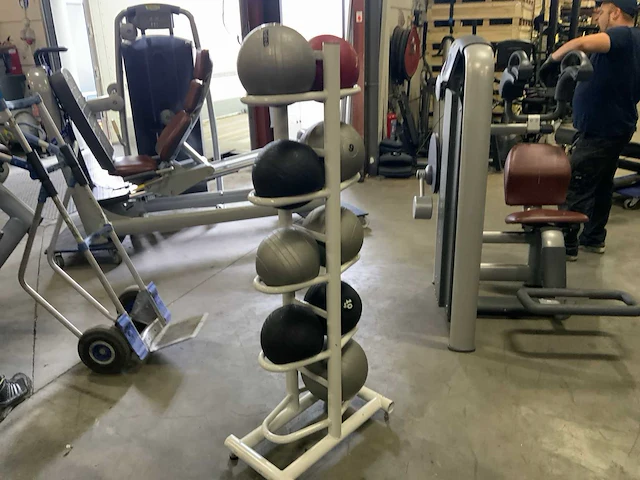 Onbekend medicine balls 9x met rek krachtstation - afbeelding 1 van  5