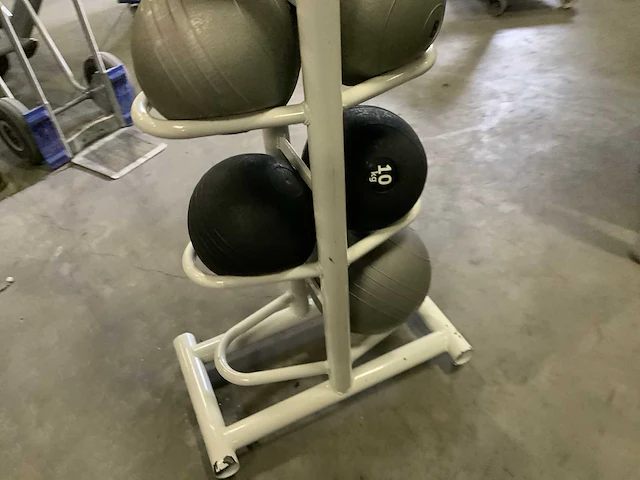 Onbekend medicine balls 9x met rek krachtstation - afbeelding 2 van  5