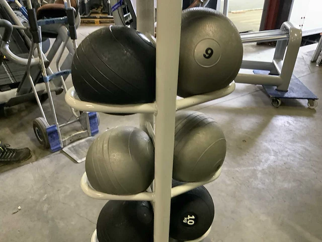 Onbekend medicine balls 9x met rek krachtstation - afbeelding 3 van  5