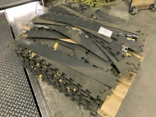 Onbekend rubber vloer 50m2 krachtstation - afbeelding 1 van  3