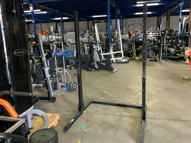 Onbekend squat rek met stang krachtstation - afbeelding 1 van  4
