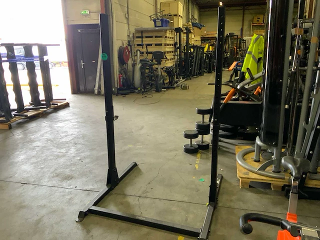 Onbekend squat rek met stang krachtstation - afbeelding 2 van  4