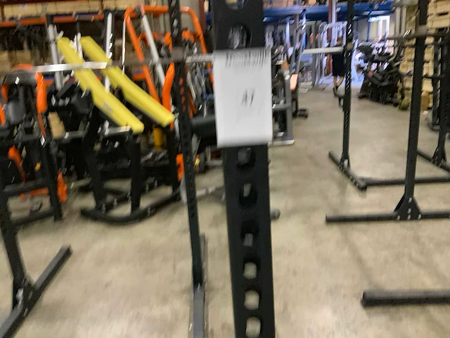 Onbekend squat rek met stang krachtstation - afbeelding 3 van  4