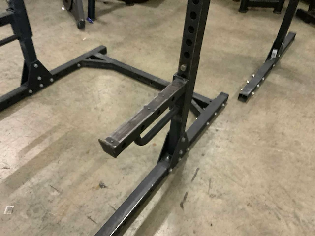 Onbekend squat rek met stang krachtstation - afbeelding 2 van  4