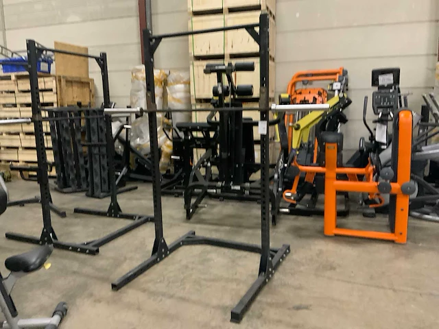 Onbekend squat rek met stang krachtstation - afbeelding 1 van  4