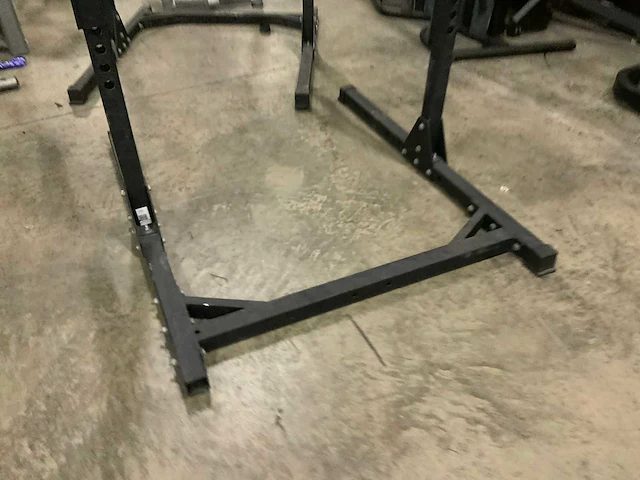 Onbekend squat rek met stang krachtstation - afbeelding 2 van  5