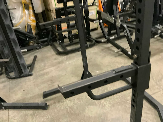 Onbekend squat rek met stang krachtstation - afbeelding 3 van  5