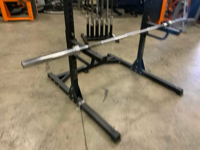Onbekend squat rek met stang krachtstation - afbeelding 2 van  4