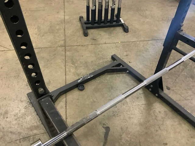 Onbekend squat rek met stang krachtstation - afbeelding 4 van  4