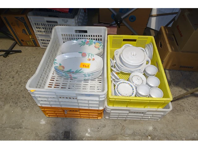 Onbreekbaar servies in lot - afbeelding 1 van  2