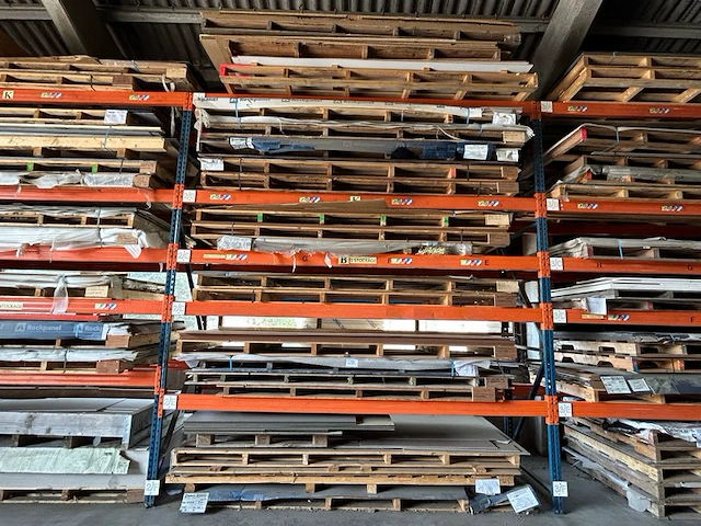 Ong 20 paletten + inhoud - afbeelding 1 van  7