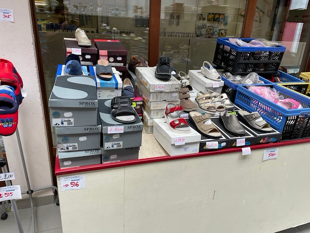 Ong 38 paar schoenen voor dames en heren - afbeelding 1 van  6
