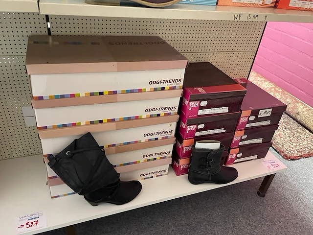 Ong 40 paar schoenen - afbeelding 1 van  3