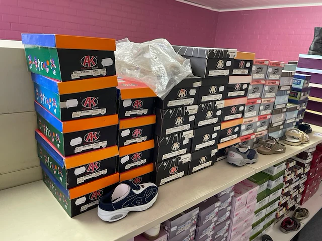 Ong 50 paar kinderschoenen - afbeelding 1 van  5