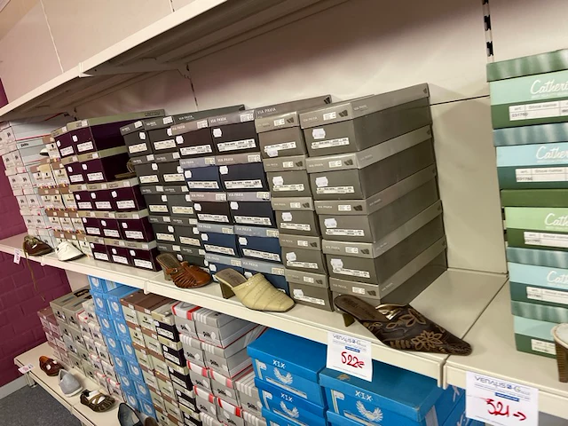 Ong 65 paar damesschoenen - afbeelding 1 van  8