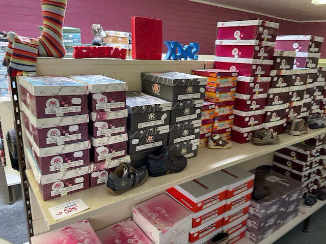 Ong 65 paar kinderschoenen - afbeelding 1 van  6