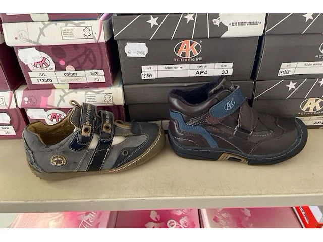 Ong 65 paar kinderschoenen - afbeelding 2 van  6