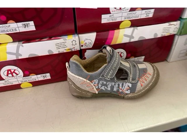 Ong 65 paar kinderschoenen - afbeelding 6 van  6