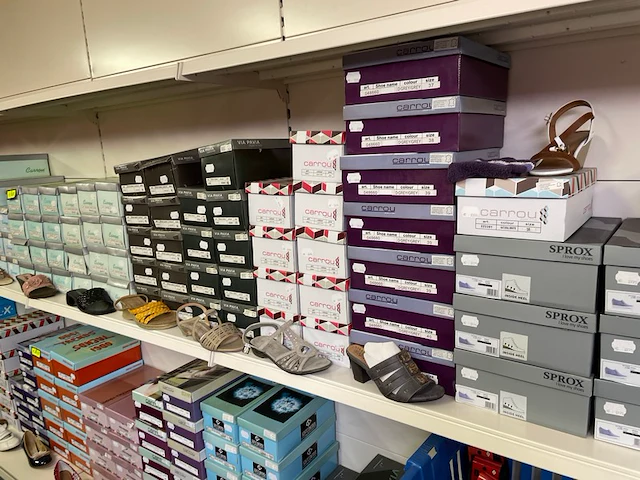 Ong 85 paar damesschoenen - afbeelding 1 van  7