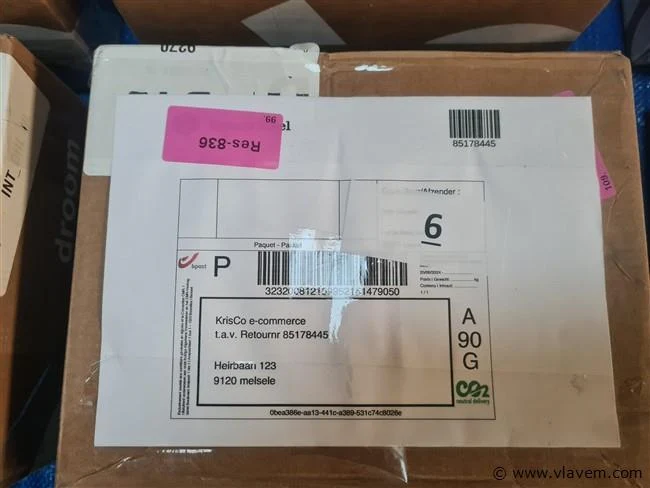 Ongeopende retourdozen en enveloppen