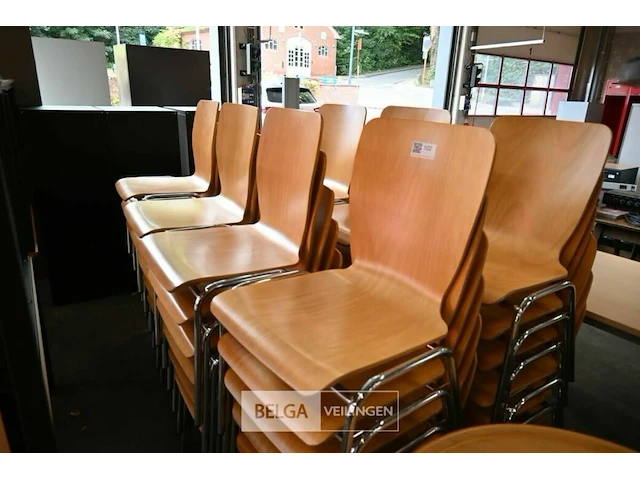 Ongeveer 50 stapelbare stoelen - afbeelding 1 van  3