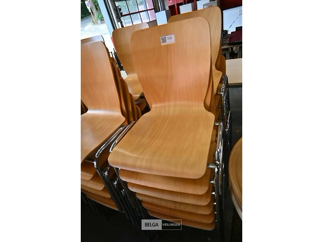 Ongeveer 50 stapelbare stoelen - afbeelding 2 van  3