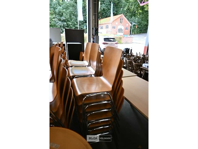 Ongeveer 50 stapelbare stoelen - afbeelding 3 van  3