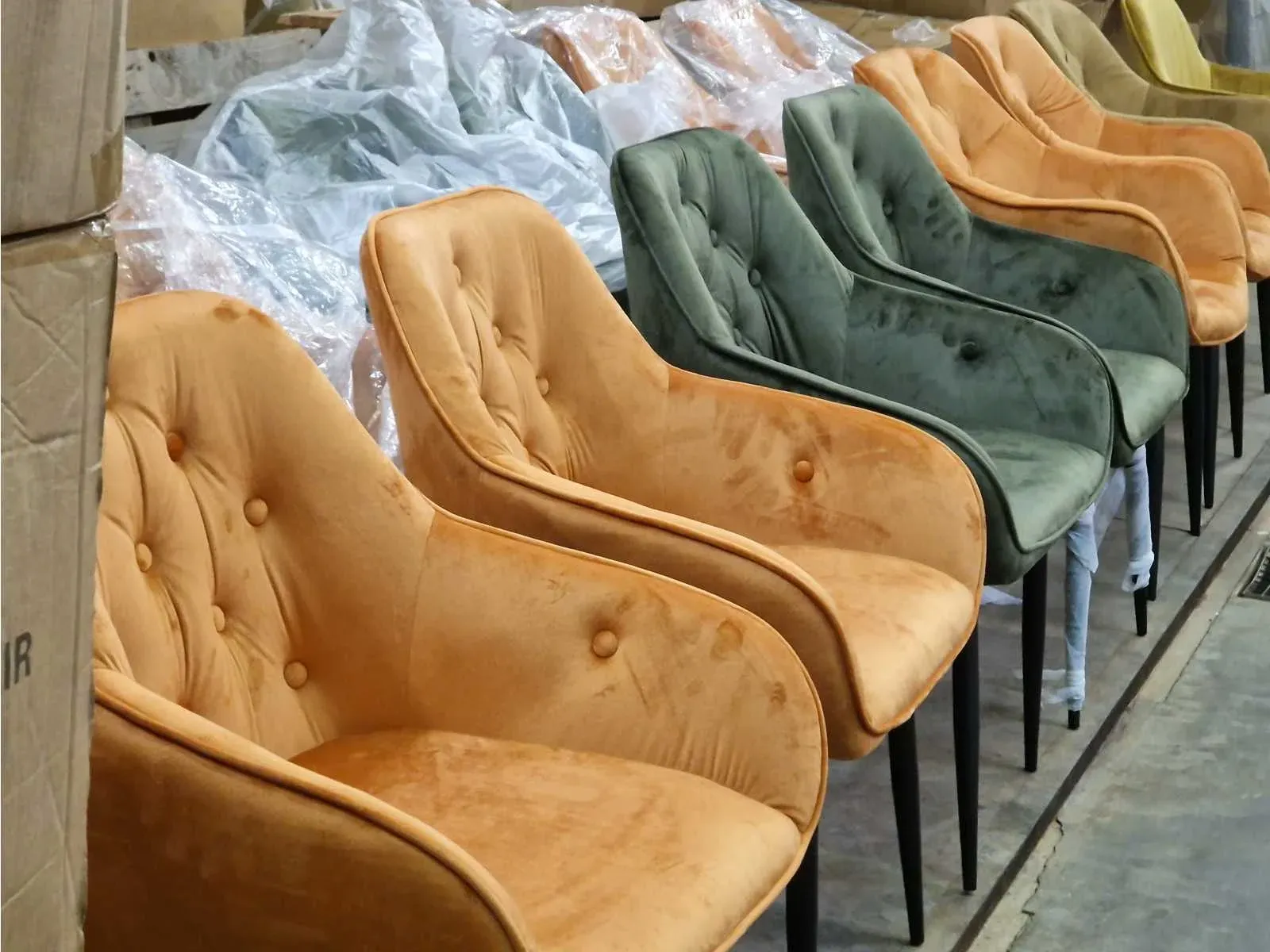 Online veiling van stoelen, fauteuils, tafels en decoratie