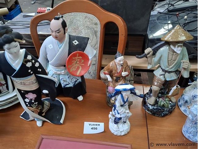 Oosterse beeldjes - afbeelding 1 van  2